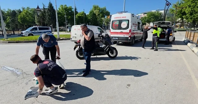 Kütahya da motosiklet ile elektrikli bisiklet çarpıştı: 1 yaralı Kütahya Haberleri