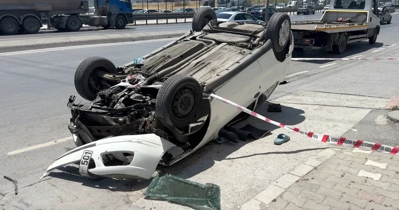 Avcılar da D 100 Karayolu nda aydınlatma direğine çarpan otomobil takla attı: 2 yaralı İstanbul Haberleri
