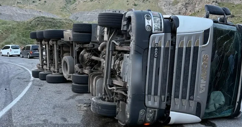 Siirt te trafik kazası! Briket yüklü tır devrildi