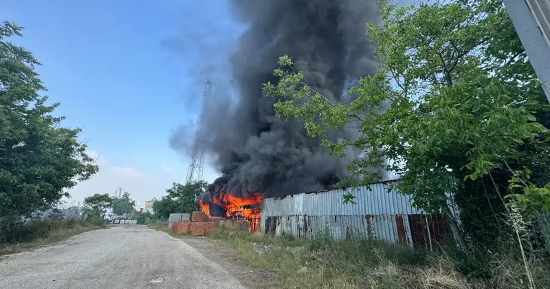 Bursa da boya fabrikasında büyük yangın: Çok sayıda ekip bölgede!