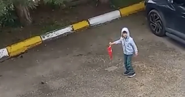 5 yaşındaki çocuk yerde gördüğü Türk bayrağını koşarak kaldırdı Bolu Haberleri