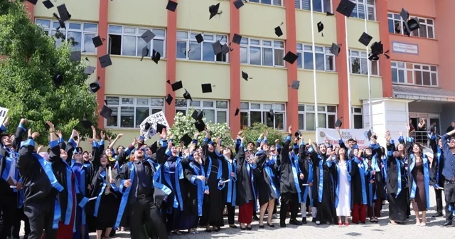 Oltu da üniversitelilerin mezuniyet coşkusu Erzurum Haberleri