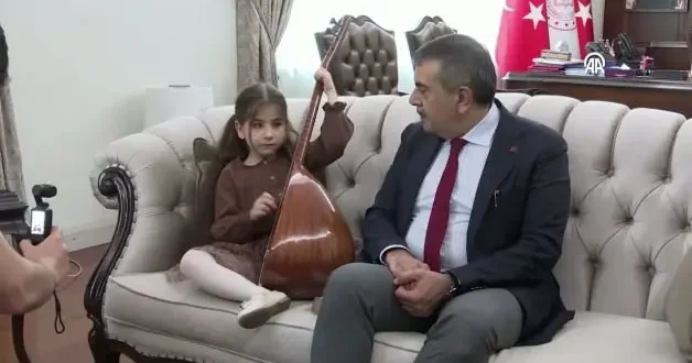 Bakan Tekin, müzik ilkokuluna başvuran 6 yaşındaki görme engelli öğrenciyi ağırladı