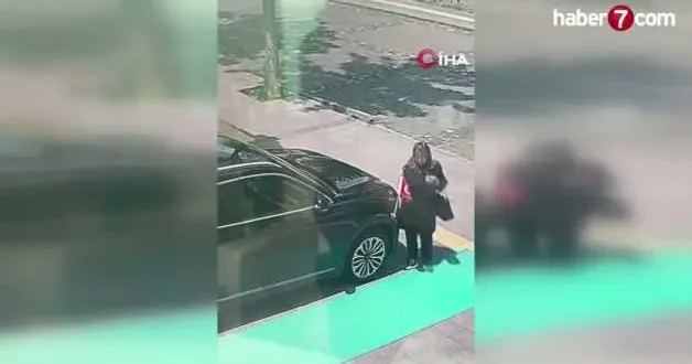 Kars ta yaşlı kadın makam aracındaki Türk bayrağını öptü