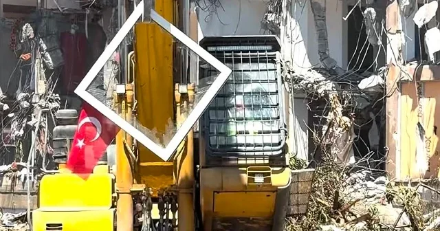 Pendik’te yıkımı durduran hassasiyet: Kepçe operatörü Türk bayrağını görünce çalışmayı kesti VİDEO İZLE