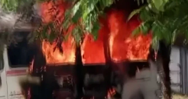 Park halindeki minibüs alev alev yandı VİDEO İZLE