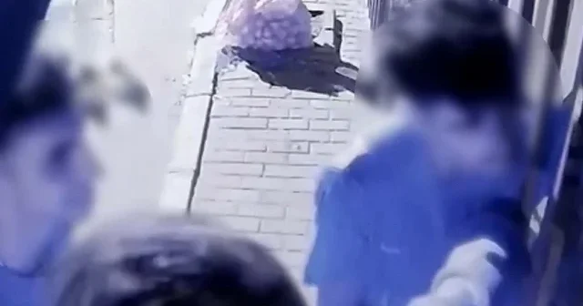 Gaziosmanpaşa’da gece yarısı kapalı olan marketten içecek çaldılar: Oğlum bana kahve alsana VİDEO İZLE
