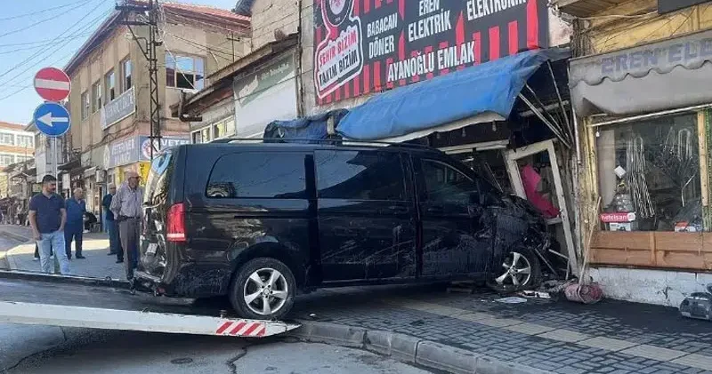 Minibüs, park halindeki 5 araca çarpıp çay ocağına daldı