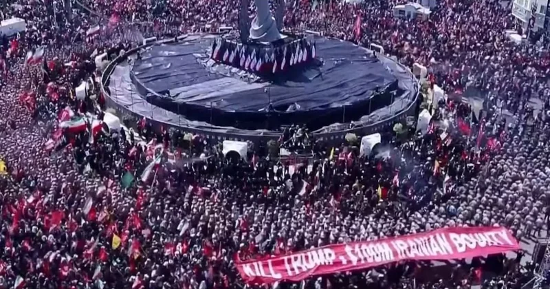 Hamaney in cenazesinde Trump ı öldürene 100 milyon dolar pankartı açıldı Sözcü Gazetesi