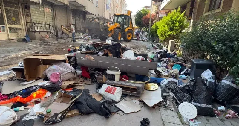Avcılar da cezaevinde olduğu için 7 aydır kira ödeyemedi, ev sahibi eşyaları sokağa attı