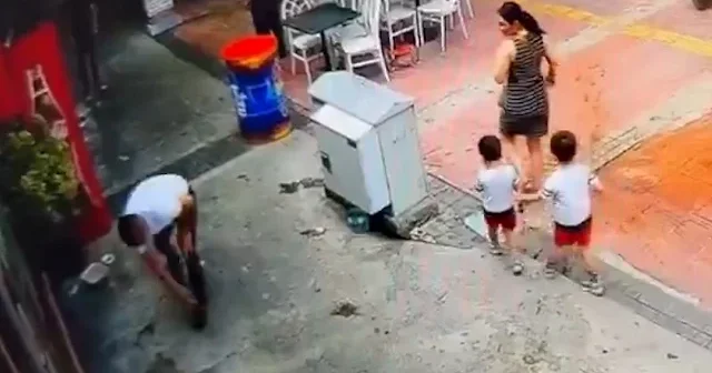 İşletmesinin önüne bırakılan mama ve su kaplarını dağıttı VİDEO İZLE