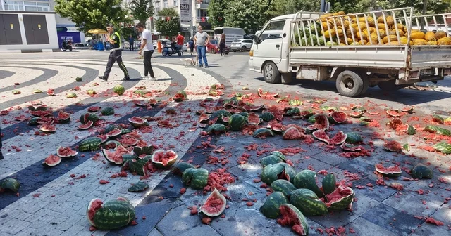 Satışına izin verilmediğini öne sürdüğü karpuzları belediye önünde parçaladı Tekirdağ Haberleri Habertürk Yerel Haberler