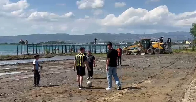 İznik Gölü nde iskelenin karada kaldığı alan, çocuklara futbol sahası oldu Bursa Haberleri Habertürk Yerel Haberler