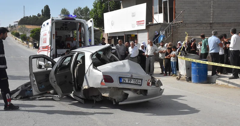 Otomobil park halindeki kamyonete çarptı: 1 kişi öldü, 4 kişi yaralandı Sözcü Gazetesi