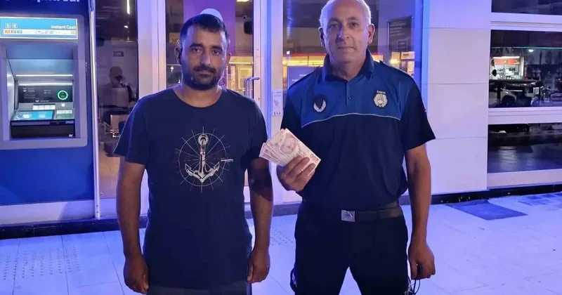 ATM’de bulduğu parayı zabıtaya teslim etti