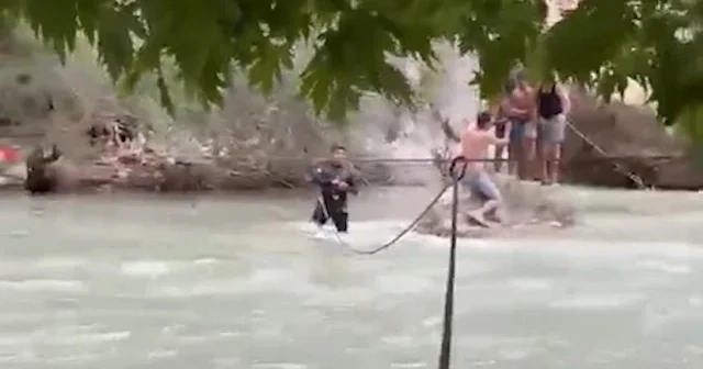 Mersin de derede mahsur kalan 7 kişi kurtarıldı VİDEO İZLE