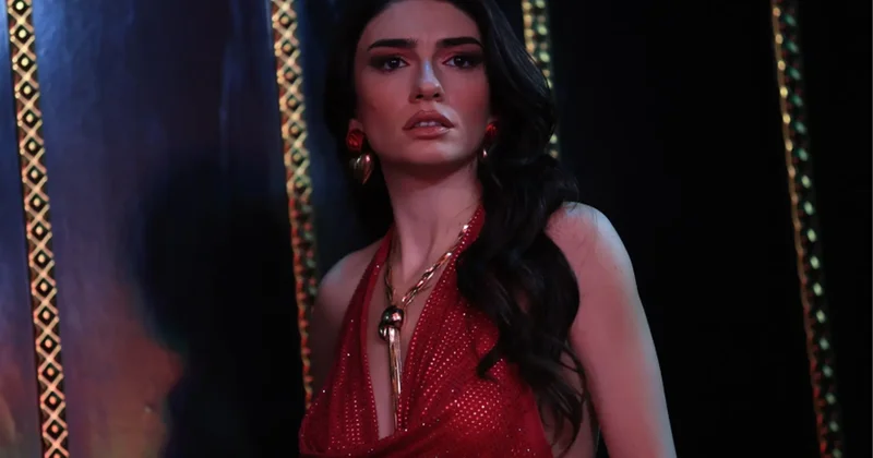 Hazar Ergüçlü’den Tatilden Dikkat Çekici Pozlar
