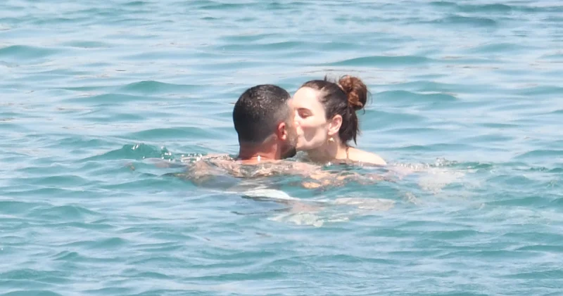 Yıldız Çağrı Atiksoy ile Berk Oktay ın romantik Bodrum tatili