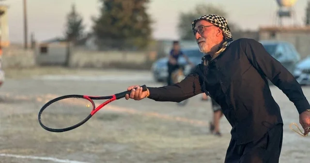 Köylülerin toprak kortta tenis keyfi Ceylanpınar da köylüler tenise merak saldı Yerel kıyafetli tenisçiler Wimbledon turnuvasını aratmadı Bir elinde tespih, diğer elinde ise raket Şanlıurfa Haberleri Habertürk Yerel Haberler