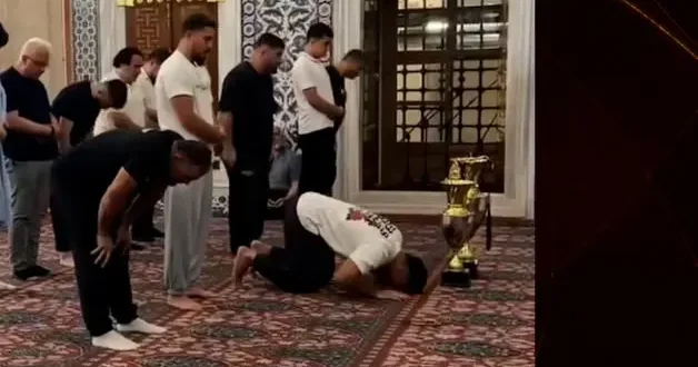Altın kemeri takan Erkan Taş zaferini Selimiye Camii nde şükrederek kutladı