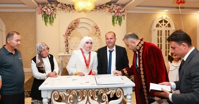 Kahramanmaraş ta sevgi engel tanımadı: Görme engelli iki öğretmen dünyaevine girdi Kahramanmaraş Haberleri Habertürk Yerel Haberler