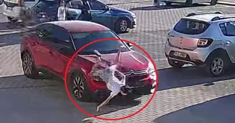 Bursa da koşarak yola çıkan çocuğa otomobilin çarptığı kaza kamerada