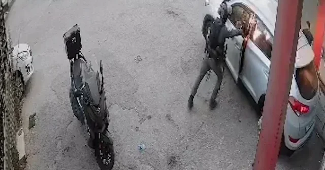 Filistinlilerin aracına ses bombası atıp kapıyı kapattı VİDEO İZLE