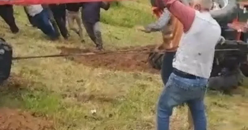 Sarıkamış’ta devrilen traktör için köylüler seferber oldu