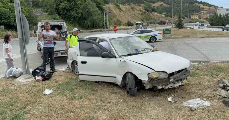 Otomobilin refüje çıktığı kaza maddi hasarla atlatıldı