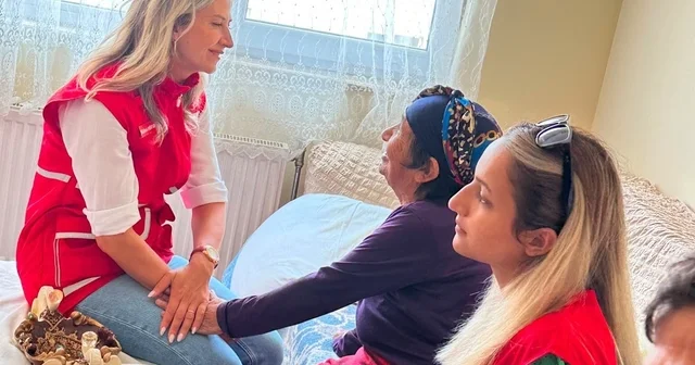Kars ta Kızılay gönüllülerinden anlamlı hizmet: Evde bakım hareketiyle yalnızlığa ve ihtiyaçlara dokunuyorlar Kars Haberleri Habertürk Yerel Haberler