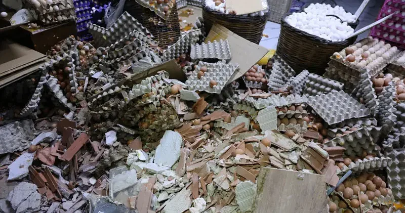 İzmir’de otomobil dönerciye daldı; bitişikteki iş yerinde binlerce yumurta kırıldı