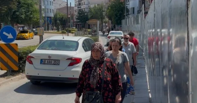 İnşaat paravanı kaldırımı kapattı, yayalar trafiğin ortasında kaldı Eskişehir Haberleri Habertürk Yerel Haberler