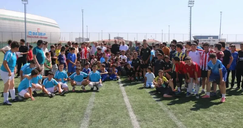 350 Kur an kursu öğrencisi sahaya indi! Camiler arası turnuva başladı