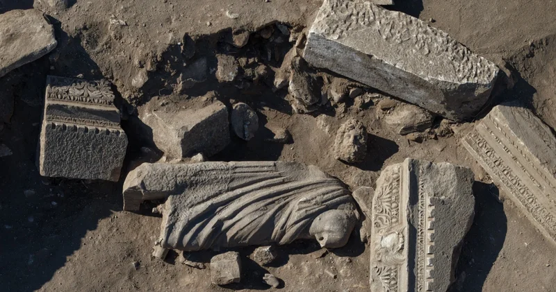 Aspendos’ta 1800 yıllık dev keşif! Sağlık tanrısı ve oğlunun 2,2 metrelik heykelleri bulundu
