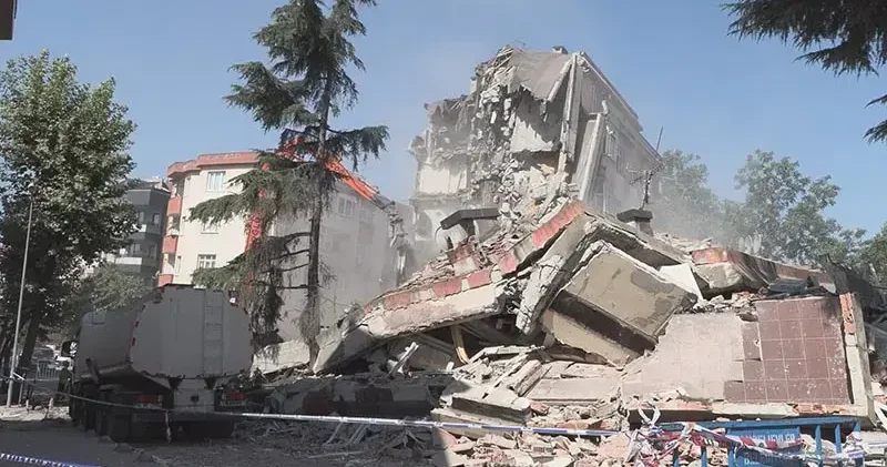 Bahçelievler de çöken binada enkaz kaldırma çalışmaları sürüyor