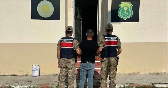 Kars ta kasten öldürme suçundan aranan hükümlü JASAT operasyonuyla yakalandı 12 yıl 6 ay kesinleşmiş hapis cezası bulunan şahıs cezaevine teslim edildi Kars Haberleri Habertürk Yerel Haberler