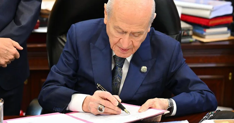 Bahçeli nin ilk imzacısı olduğu teklifte MHP den fire var! İşte imzalamayan o isim