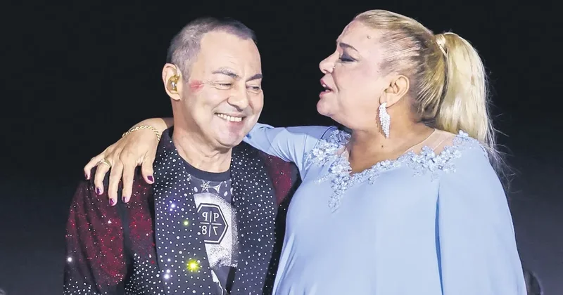 31 yıllık kariyerini sahnede kutladı