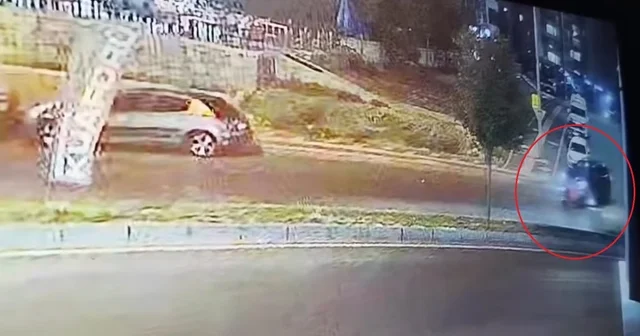 Ters yönde ilerlerken motosiklet devrildi, sürücü otomobilin altında kalmaktan son anda kurtuldu Diyarbakır Haberleri Habertürk Yerel Haberler