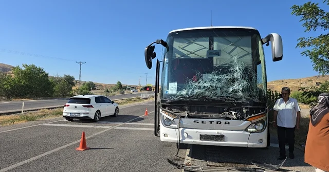 Traktör ve otobüs çarpıştı, kaza ucuz atlatıldı Yozgat Haberleri Habertürk Yerel Haberler