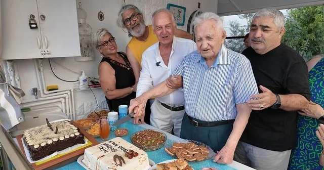 Asrı geride bıraktı, 101 yaşına komşularının alkışlarıyla girdi İzmir Haberleri Habertürk Yerel Haberler