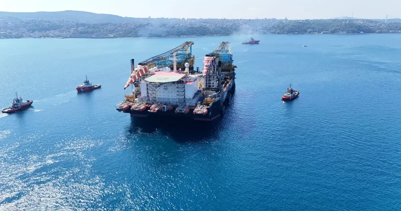 Dev vinç gemisi İstanbul Boğazı nda