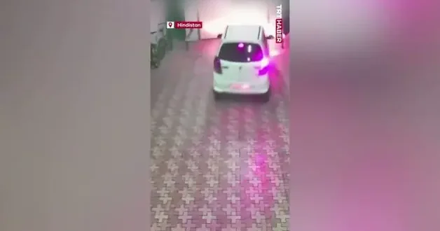 Hindistan da feci kaza: Otomobil 7 metrelik asansör boşluğuna düştü