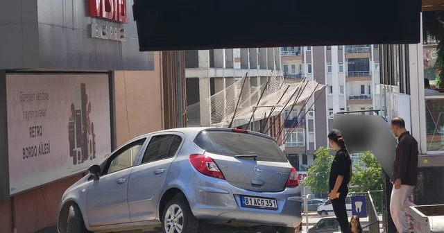 Navigasyon yanıltınca otomobil merdivenlere çıktı, faciadan dönüldü Zonguldak Haberleri Habertürk Yerel Haberler
