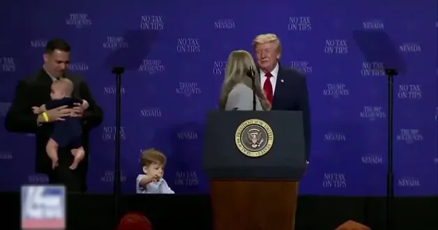 Trump sahnede çocuk peşinde koştu, mikrofonu alıp Biden’a yüklendi!