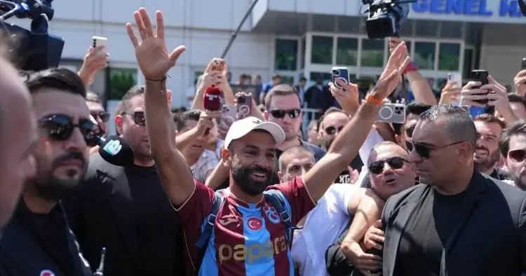 Böyle bir futbolcu daha önce Süper Lig e gelmedi! Premier Lig in rekortmeni artık Trabzonspor da