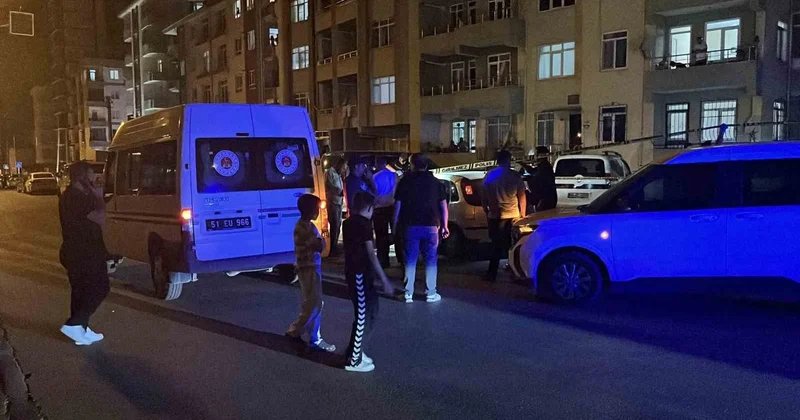 Niğde de Otomobilde Ölü ve Ağır Yaralı Bulundu