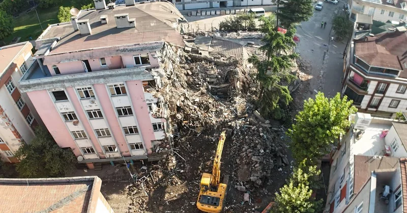 Bahçelievler’de binanın çökme anı kamerada