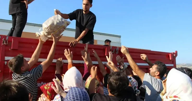 Binlerce liraya satabilirdi: Çiftçi ürünlerini ücretsiz dağıttı!
