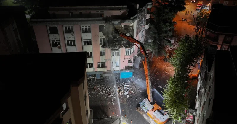 Bahçelievler de çöken binanın yanındaki riskli yapının yıkımına başlandı